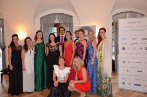Účastníci mistrovských kurzů 2015 s Adamem Plachetkou, Kateřinou Kněžíkovou a Ivanou Leidlovou